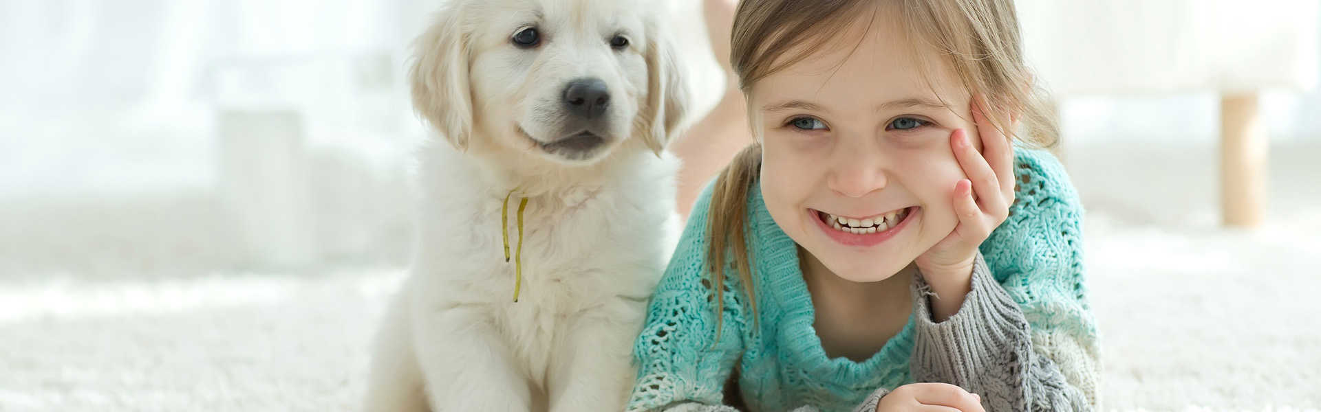 meisje met hond liggen op de vloer genietende van het aangename binnenklimaat door sinclair airco's