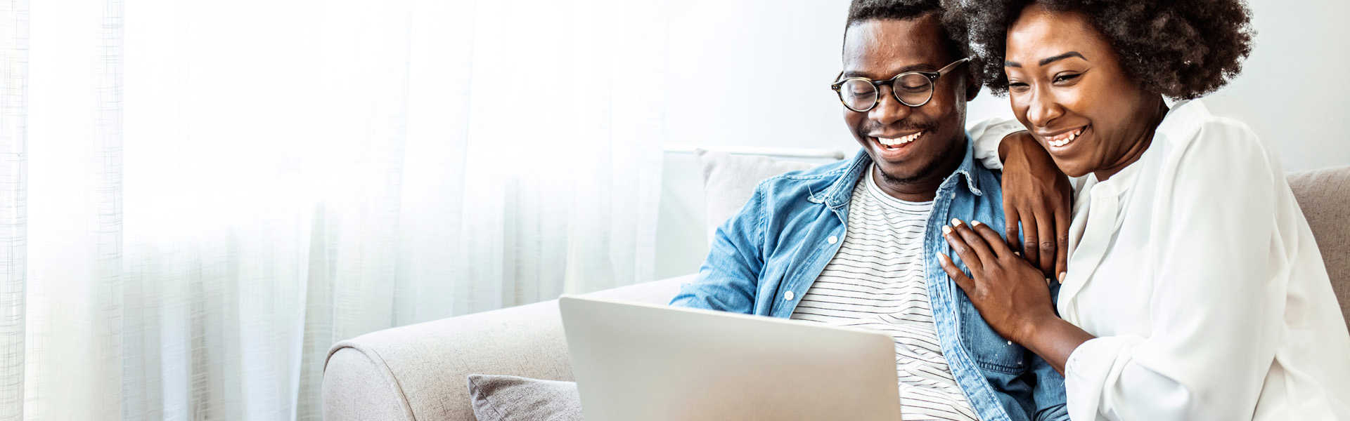 man en vrouw die de subsidies, premies en voordelen van de warmtepompen aan het opzoeken zijn op de computer