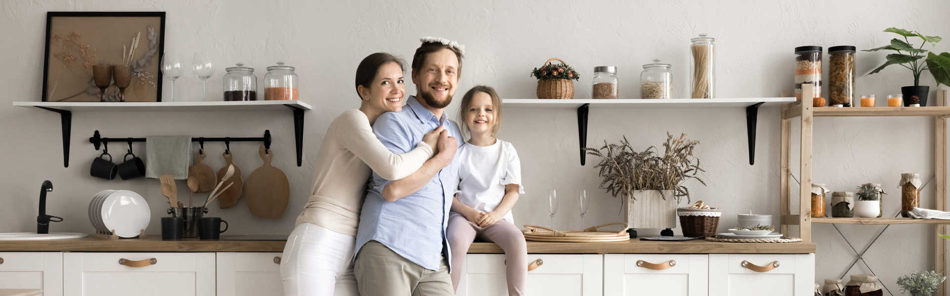 gezin in de keuken terwijl ze genieten van de verwarming, koeling en het warm tapwater dat voorzien wordt door de S-therm yukon all-in-one warmtepompen met geïntegreerde roestvrijstalen boiler