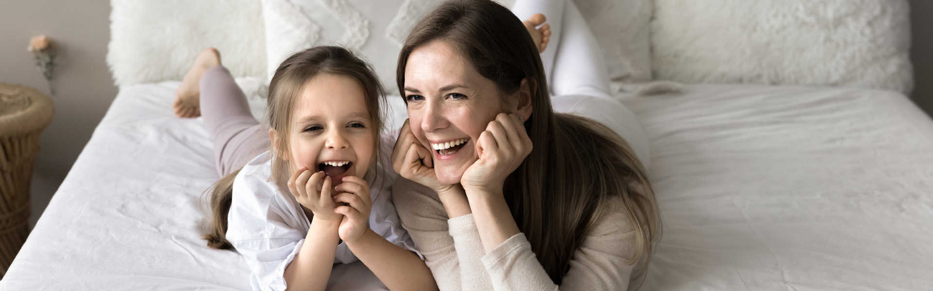 moeder en dochter die volop genieten van de veelzijdige Keyon airconditioning in hun slaapkamer