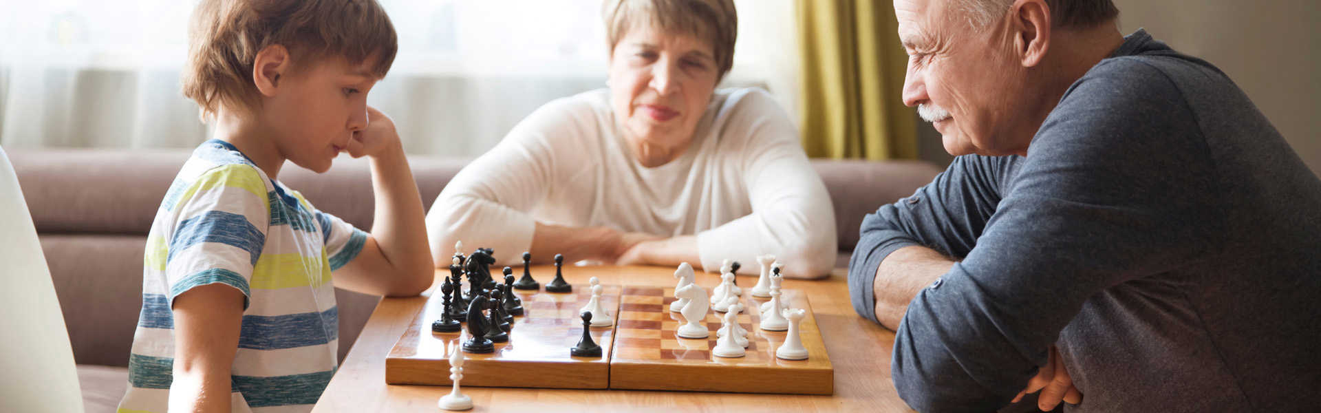 grootvader met kleinkinderen aan het spelen en terwijl genietende van het vloerverwarmingseffect van de console airco van sinclair