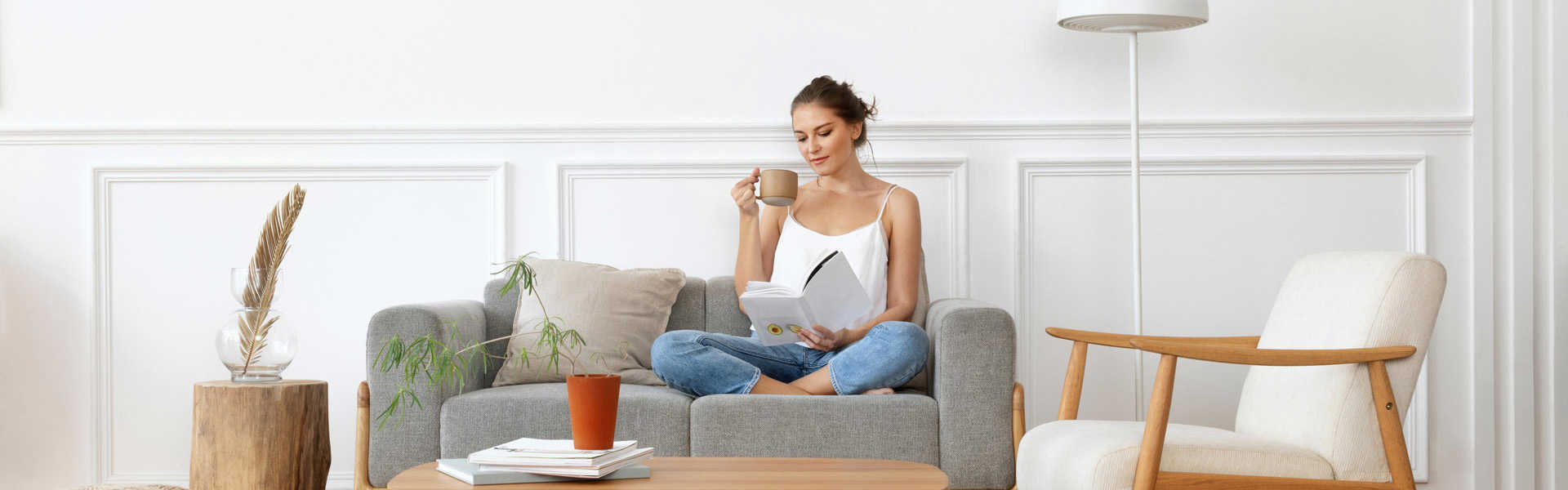 vrouw in zetel die een boek leest in de stilte die er is met een s-therm yukon split sinclair warmtepomp